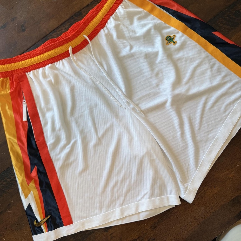 Nike Shorts Mens 2XL White Dri-FIT Basketball Stripe Sequin Swoosh 7 Inseam